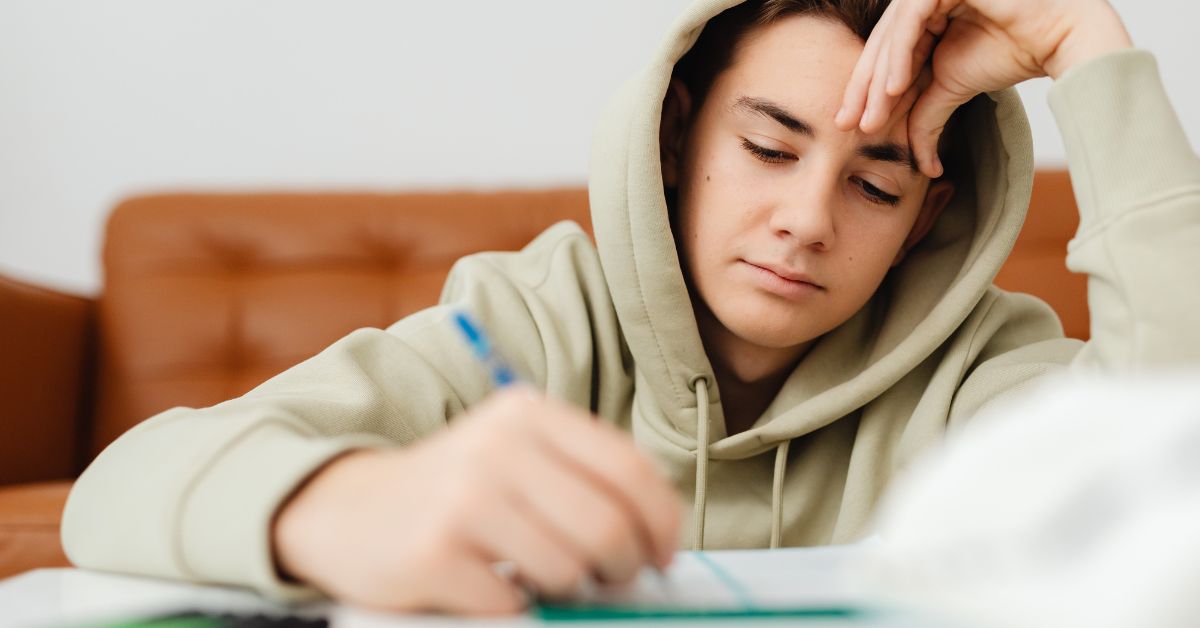 student wat die verkeerde studiemetodes gebruik